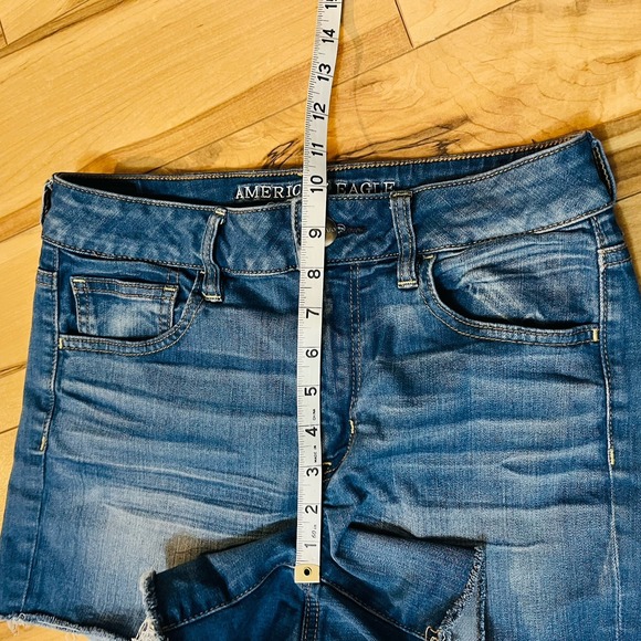 American Eagle Medium Wash Denim High Rise Shortie Shorts Womens Size 8 Raw Hem - Picture 5 of 7